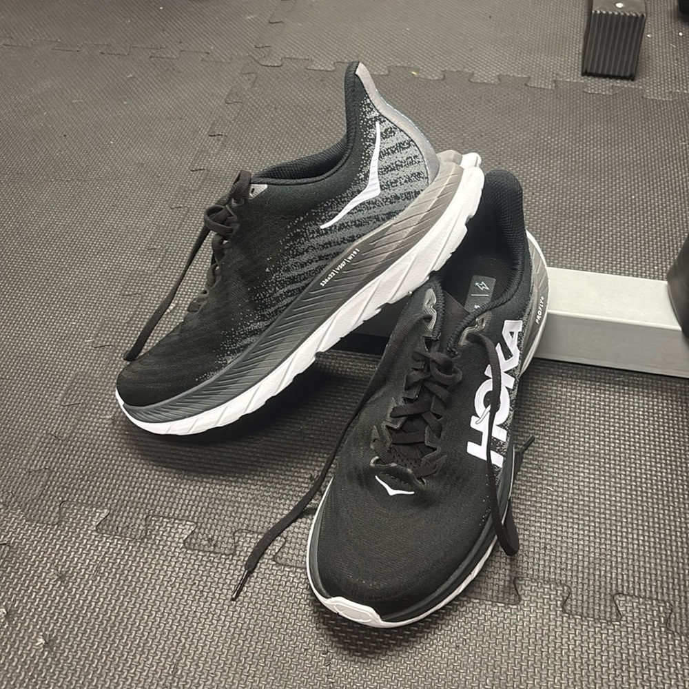 Hoka Women’s Mach 5. Size 9. Black.